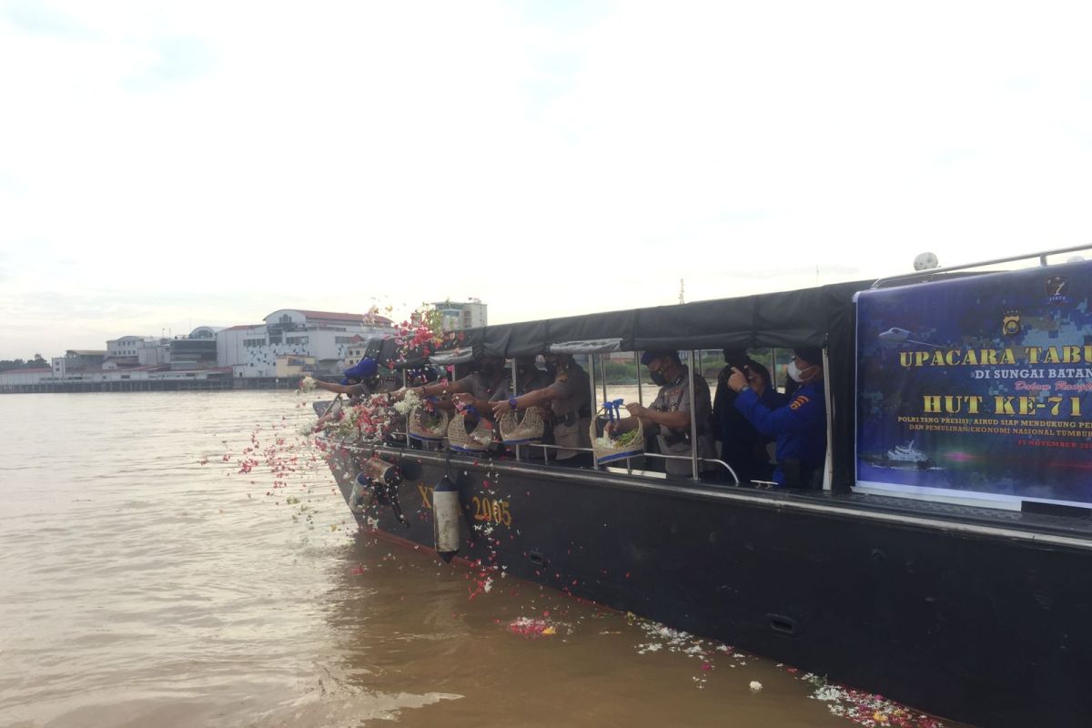 Polairud Jambi gelar tabur bunga di Sungai Batanghari