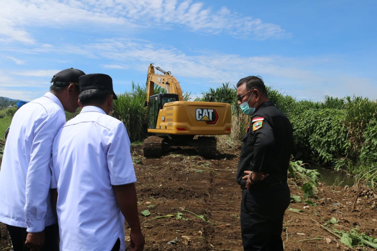 Bupati Solok serahkan bantuan ekskavatorke masyarakat Nagari Sungai Nanam