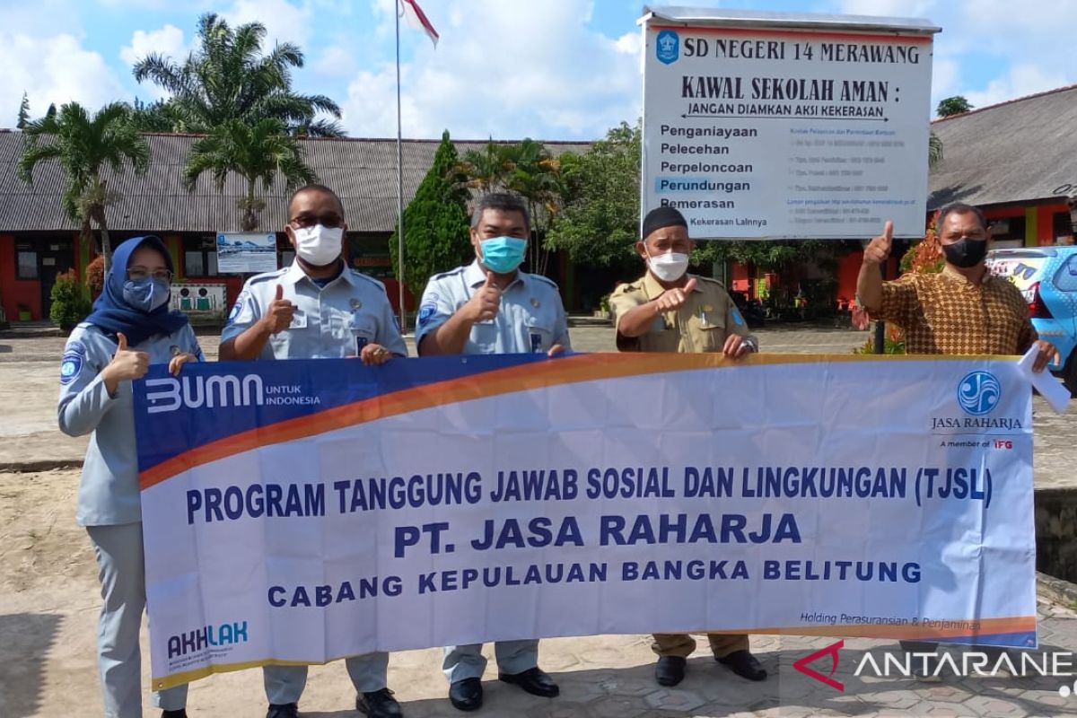 Jasa Raharja Babel serahkan bantuan Tanggung Jawab Sosial dan Lingkungan ke SD 14 Merawang