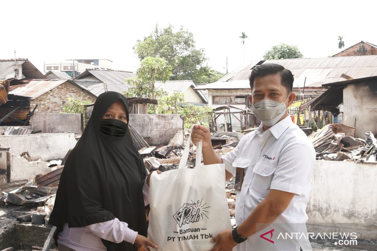 Ringankan Korban Kebakaran di Kelurahan Pintu Air, PT Timah Tbk Serahkan Sembako