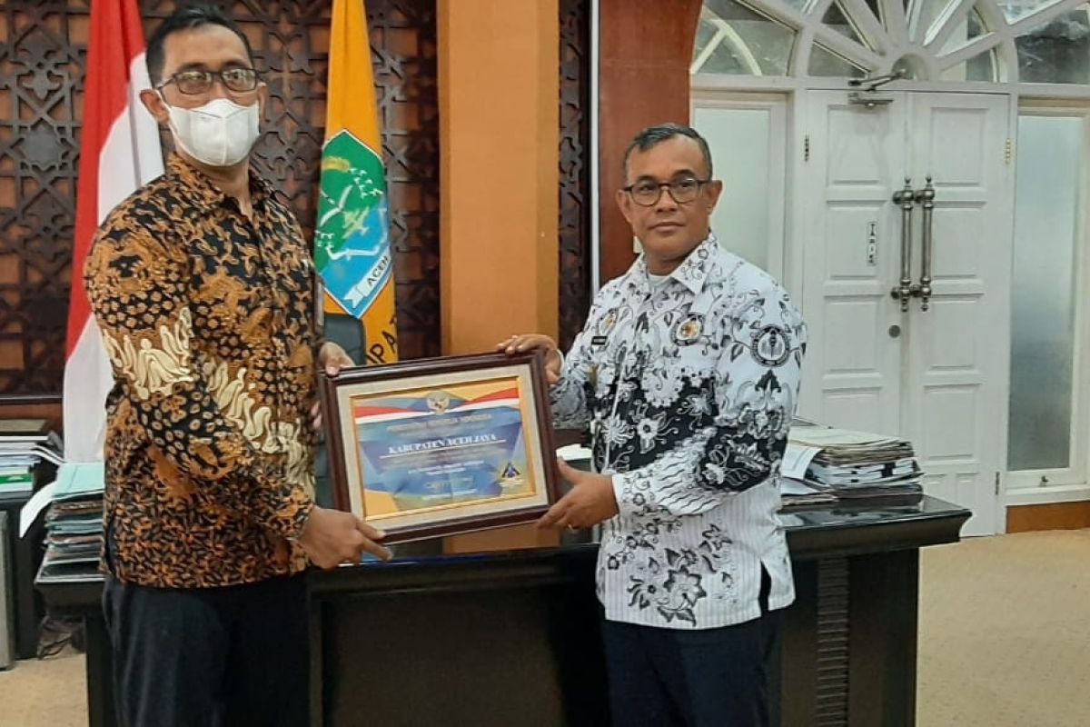 Bupati Aceh Jaya terima plakat penghargaan WTP Ke 8