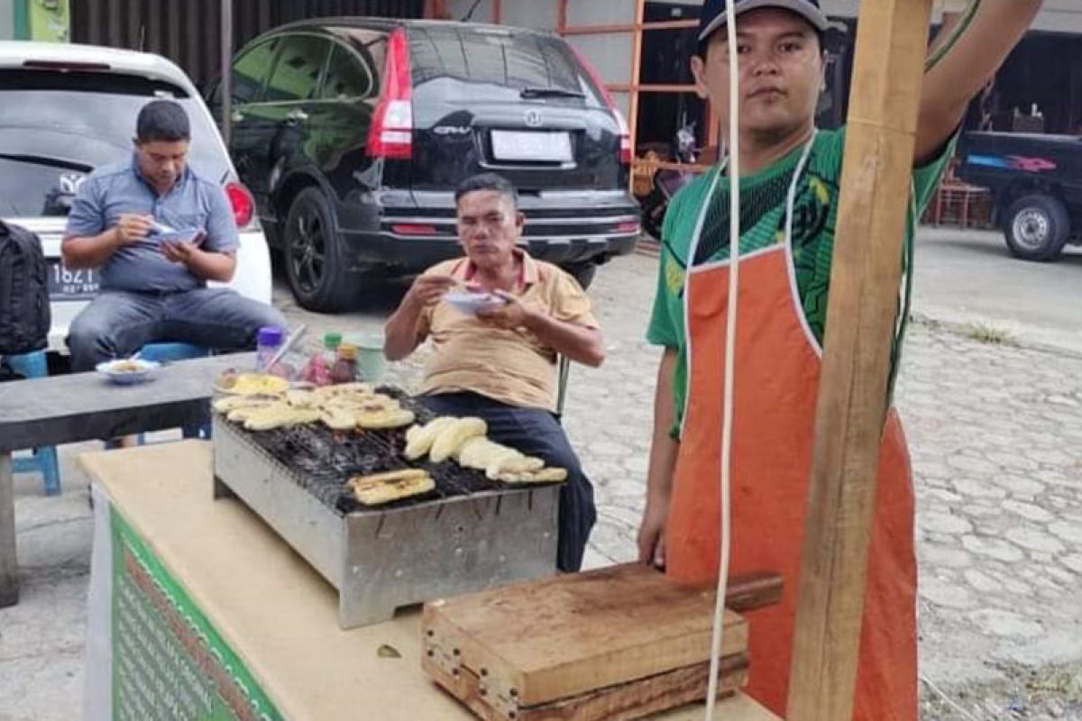 Bupati ini, doyan makan jajanan pinggir jalan