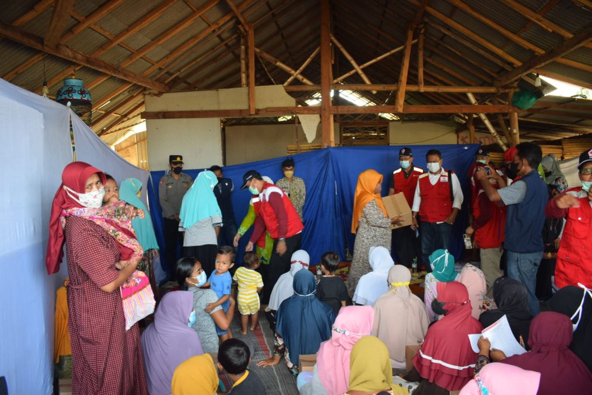 PMI dan Pemkab Situbondo berikan bantuan sembako korban banjir rob