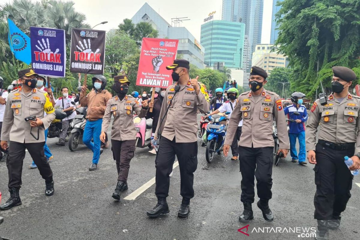 Kapolrestabes Surabaya apresiasi unjuk rasa bonek dan buruh berjalan tertib