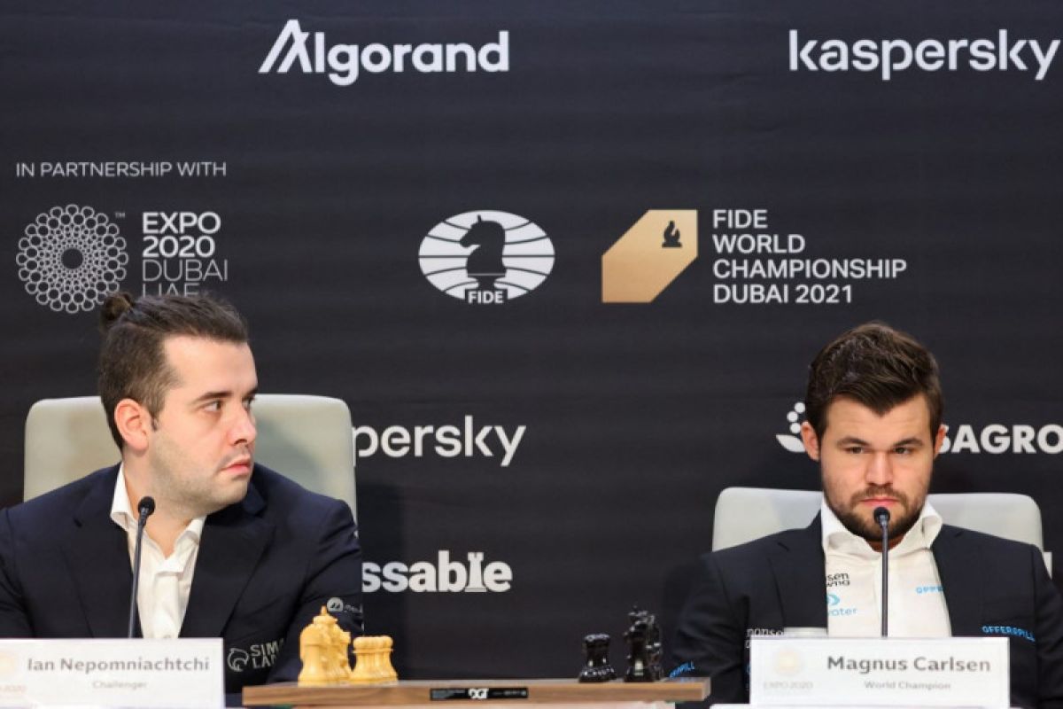 Dimulai dwitarung mendebarkan Magnus Carlsen vs Nepomniachtchi