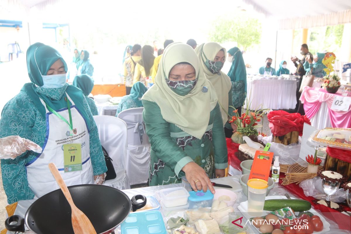 Ketua TP PKK HSS semangati tim lomba makan serba ikan