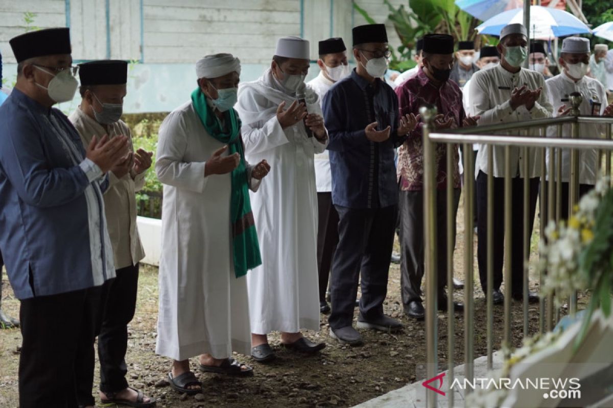 Ziarah ke makam pendiri Kabupaten HSS tradisi jelang hari jadi