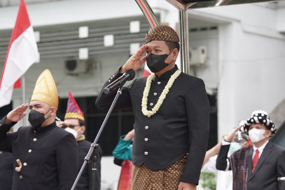 Rektor USU pakai pakaian adat Jawa saat acara hari guru