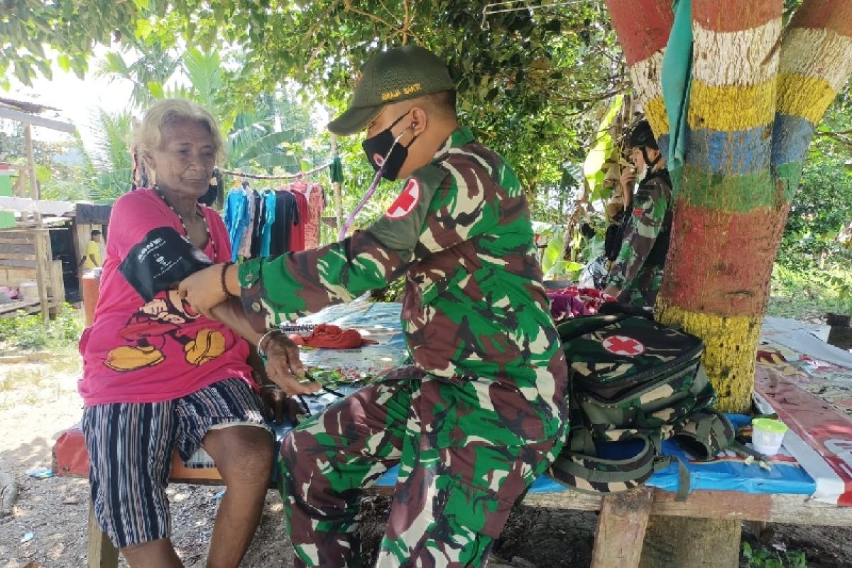 Satgas TNI Yonif 131 bagikan sembako bagi warga perbatasan RI-PNG