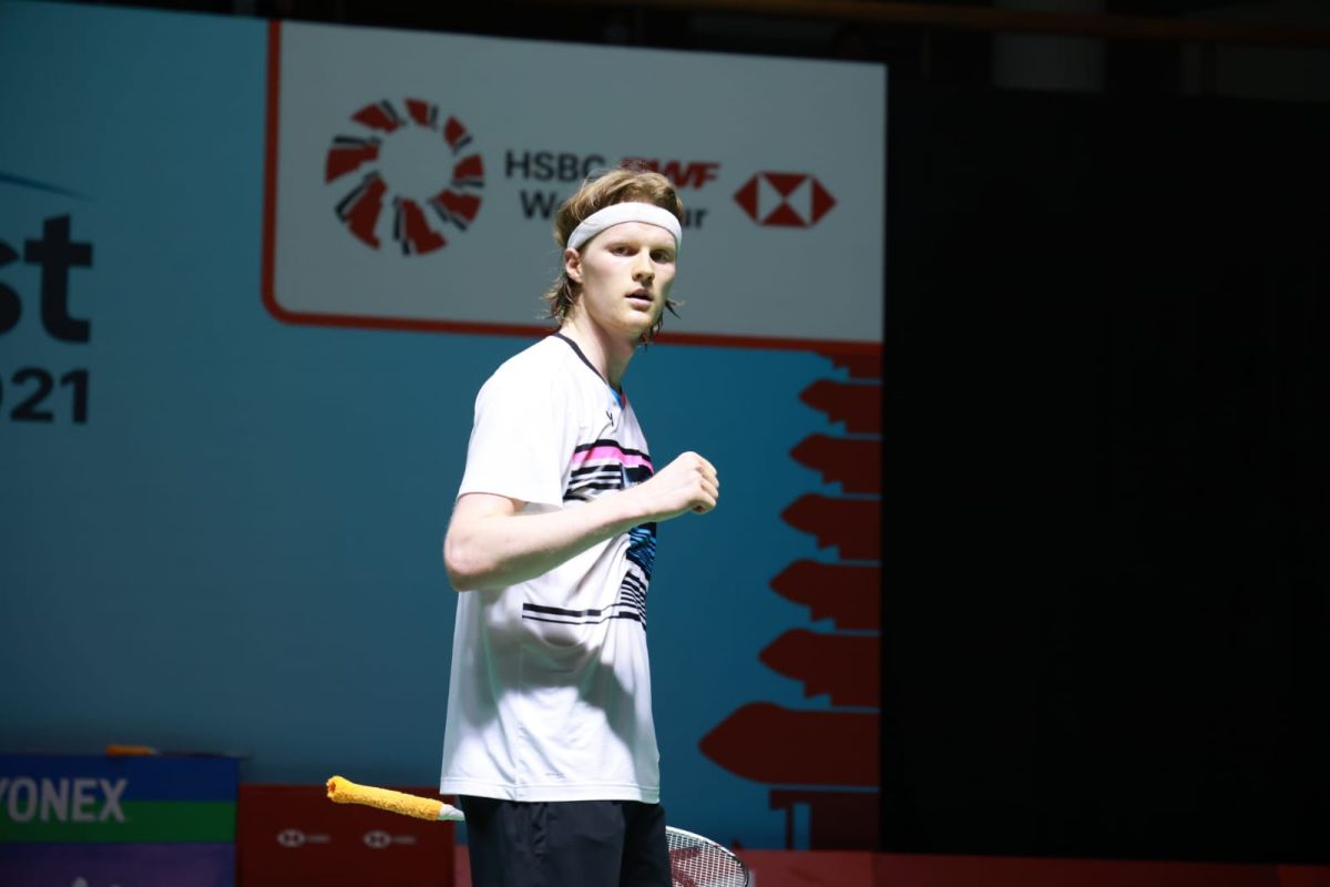 Antonsen ke semifinal Kejuaraan Dunia BWF setelah Lee cedera