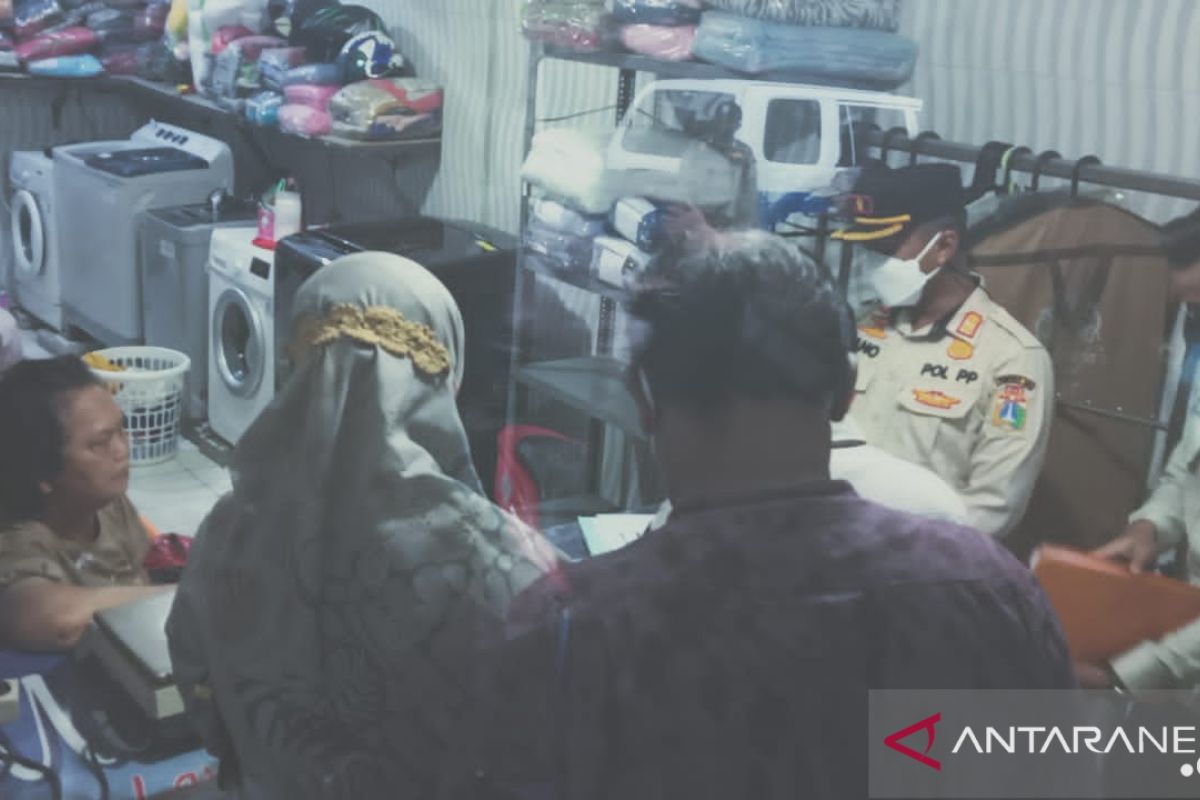 Saptol PP Jaksel gerebek kios laundry yang jual minuman keras ilegal