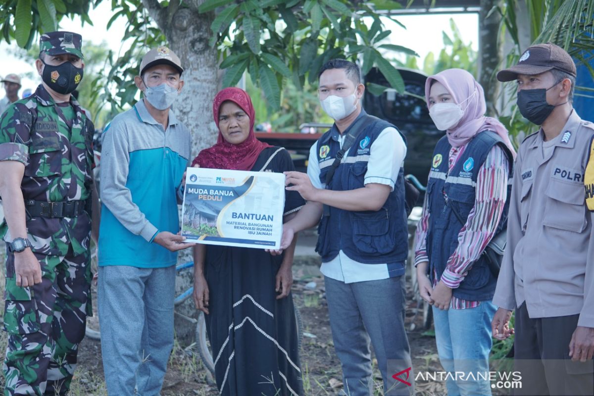 Pemuda Bakti Banua bedah rumah Ibu Jainah