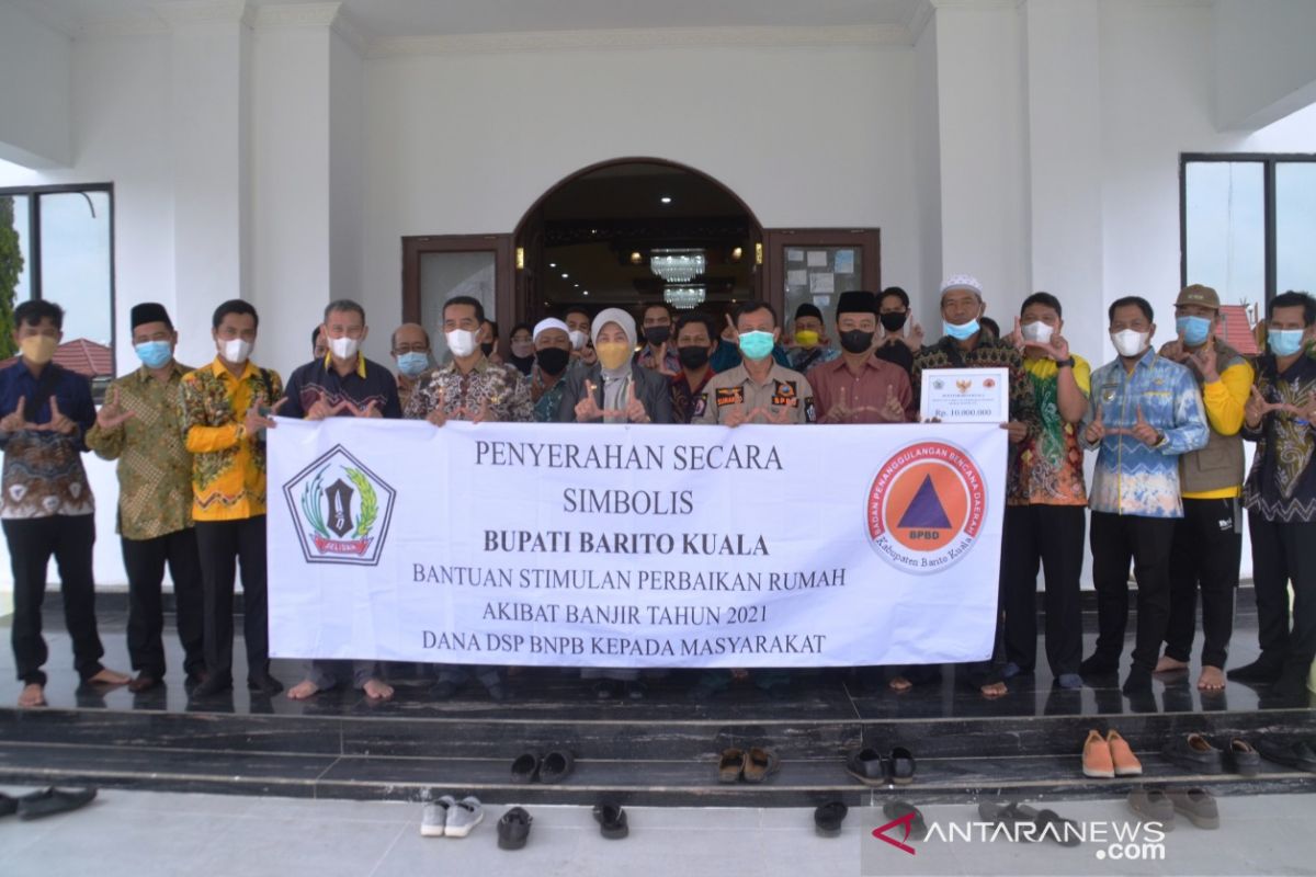 Bupati mulai bagikan dana stimulus korban banjir di Batola