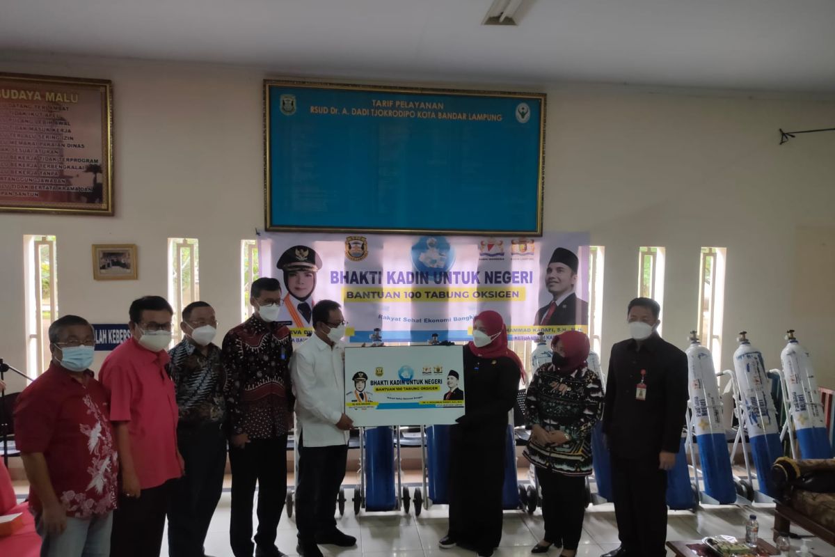 Kadin serahkan bantuan 100 tabung oksigen ke Pemkot Bandarlampung