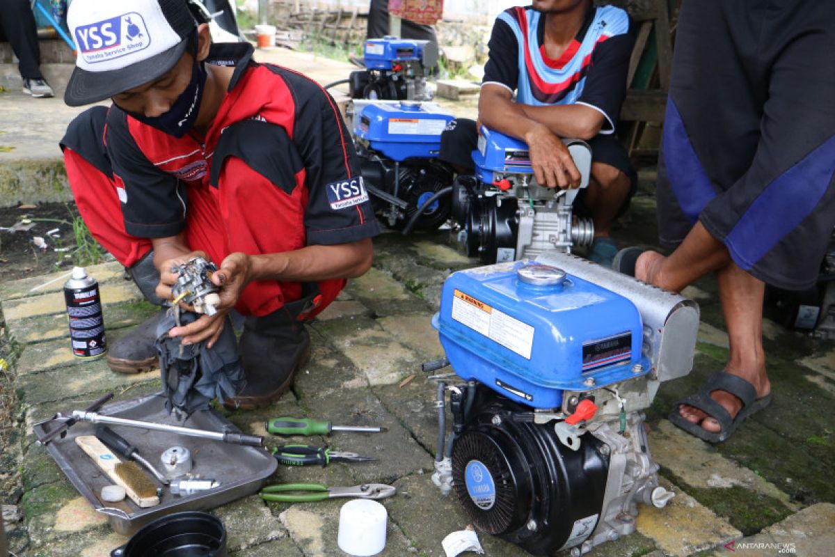 DKPP Tanah Laut bantu servis mesin kapal nelayan Desa Telaga Langsat