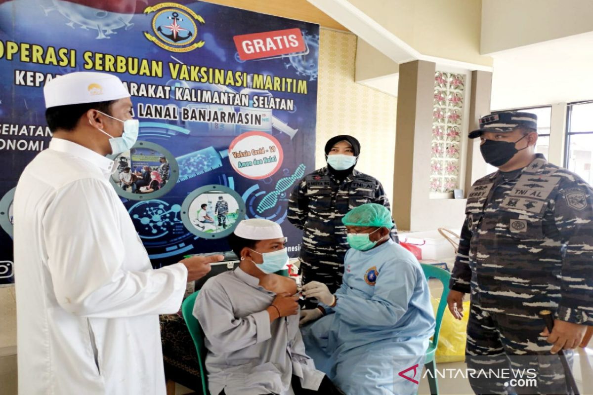 Vaksinasi maritim TNI AL sasar pondok pesantren