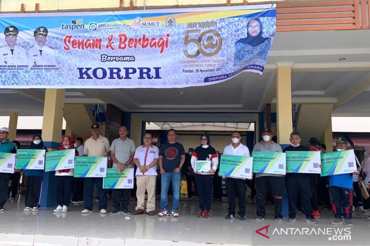 Ditandai dengan pemberian kartu, 5.600 anggota KORPRI Tapteng resmi ikut Jamsostek