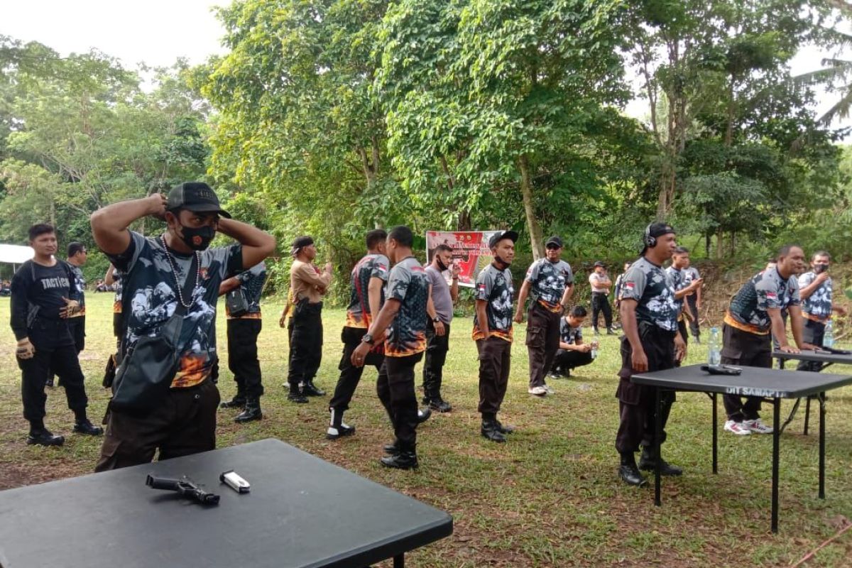 Personel Polda Malut diberi pelatihan menembak, mengasah kemampuan