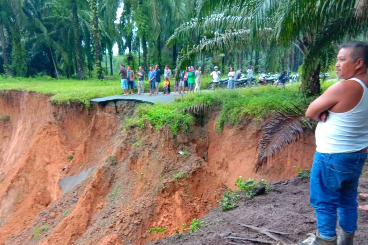 Akses jalan Desa Silau Jawa dan Gotting Sidodadi Kabupaten Asahan terputus