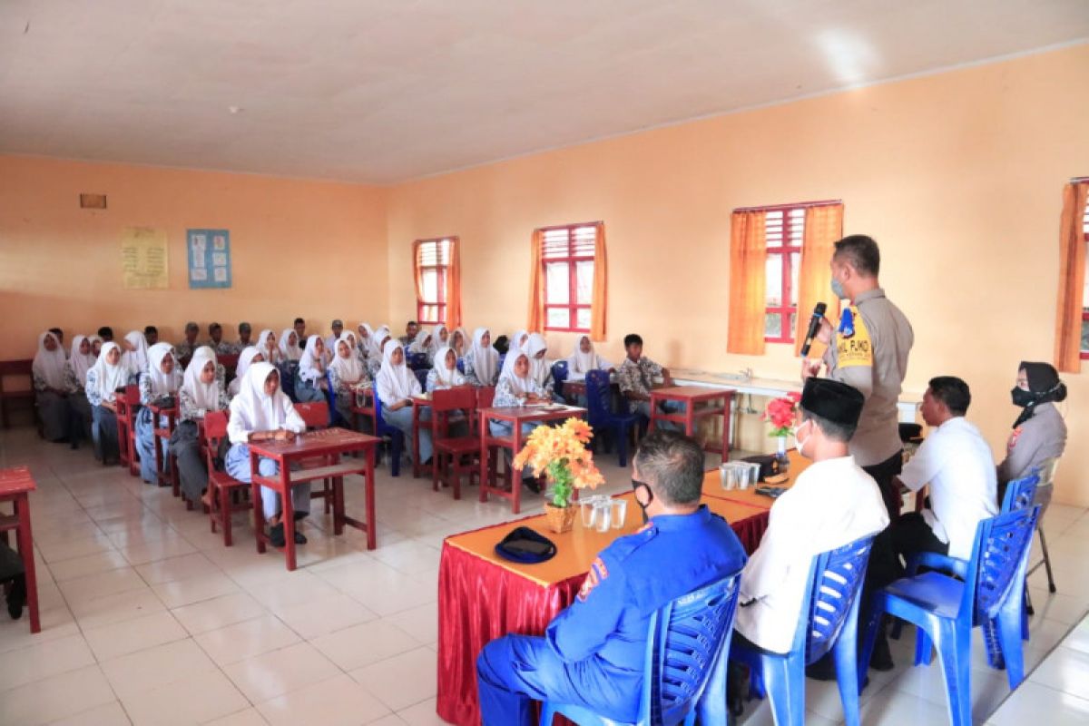 Polda Malut tinjau vaksinasi pelajar-masyarakat pulau terluar, perangi VOVID -19