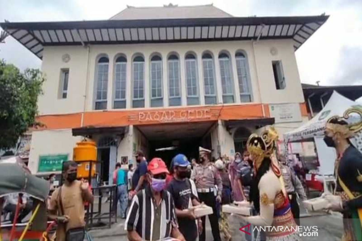 Polresta Surakarta sosialisasikan prokes lewat pembagian makanan dan masker