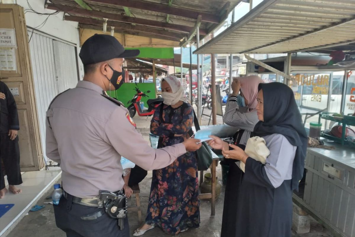 Polsek Cipanas bagikan masker pada pengunjung dan pedagang Pasar Gajrug