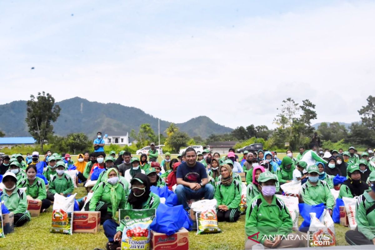 Peringati HUT KORPRI ke 50, Bupati Tapteng bagikan 245 paket sembako kepada petugas kebersihan