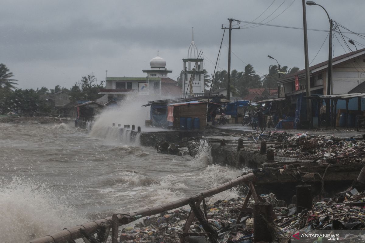 BMKG : Waspada gelombang tinggi hingga 6 meter pada 3-4 Desember