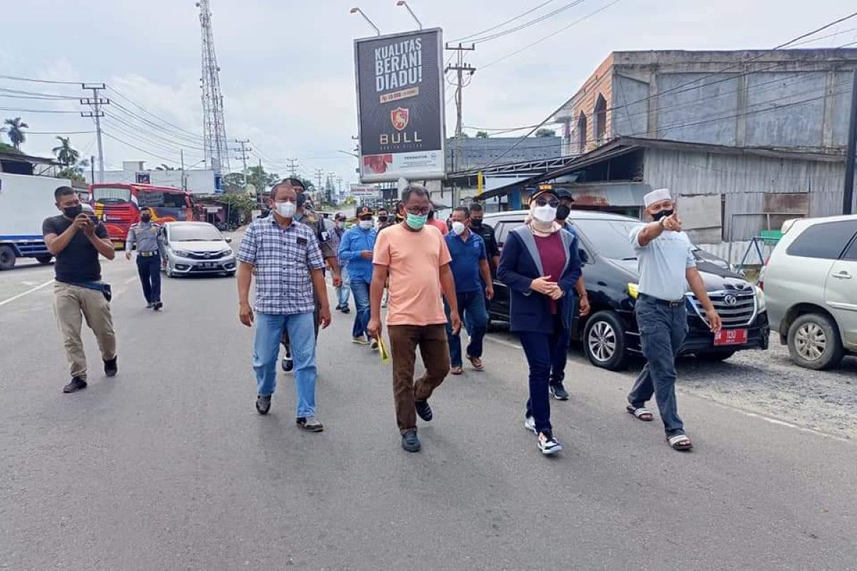 Hari libur, Bupati Inhu tinjau proyek pembangunan