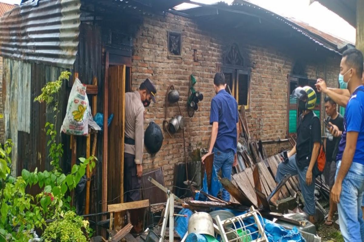 Satu unit rumah semi permanen di Tebing Tinggi terbakar