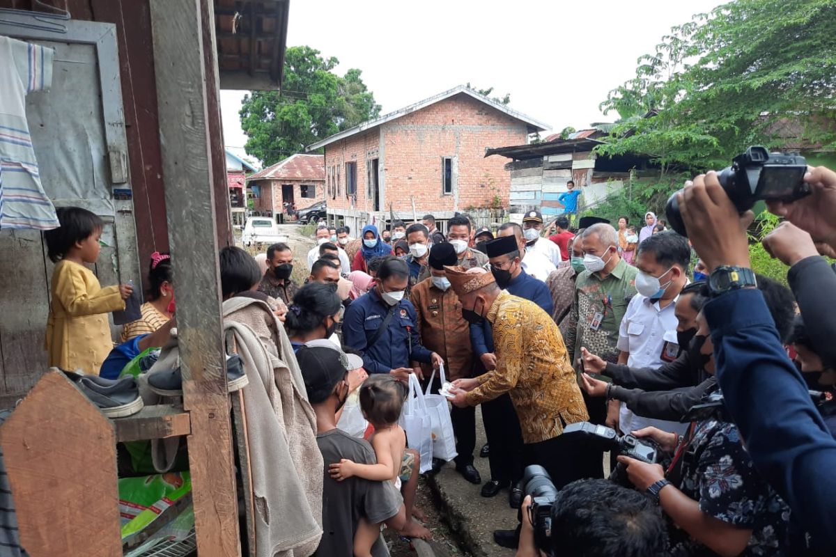 Menko PKM bagi sembako di kampung padat penduduk Kota Jambi