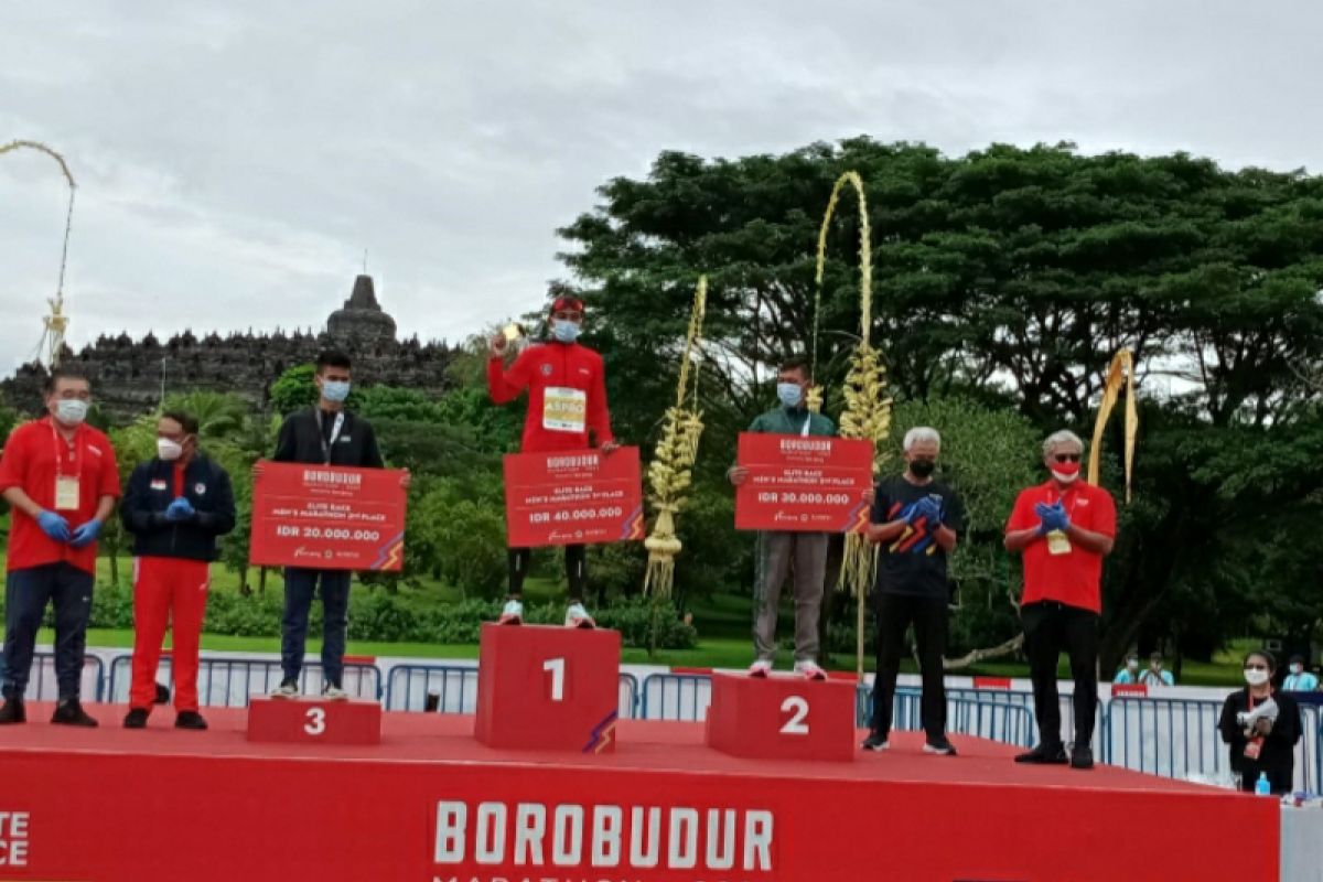 Agus Prayogo dan Odekta Naibaho juara Borobudur Marathon 2021