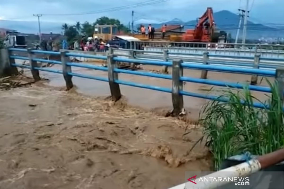 Sejumlah kereta tertahan akibat rel tergenang banjir di Bandung