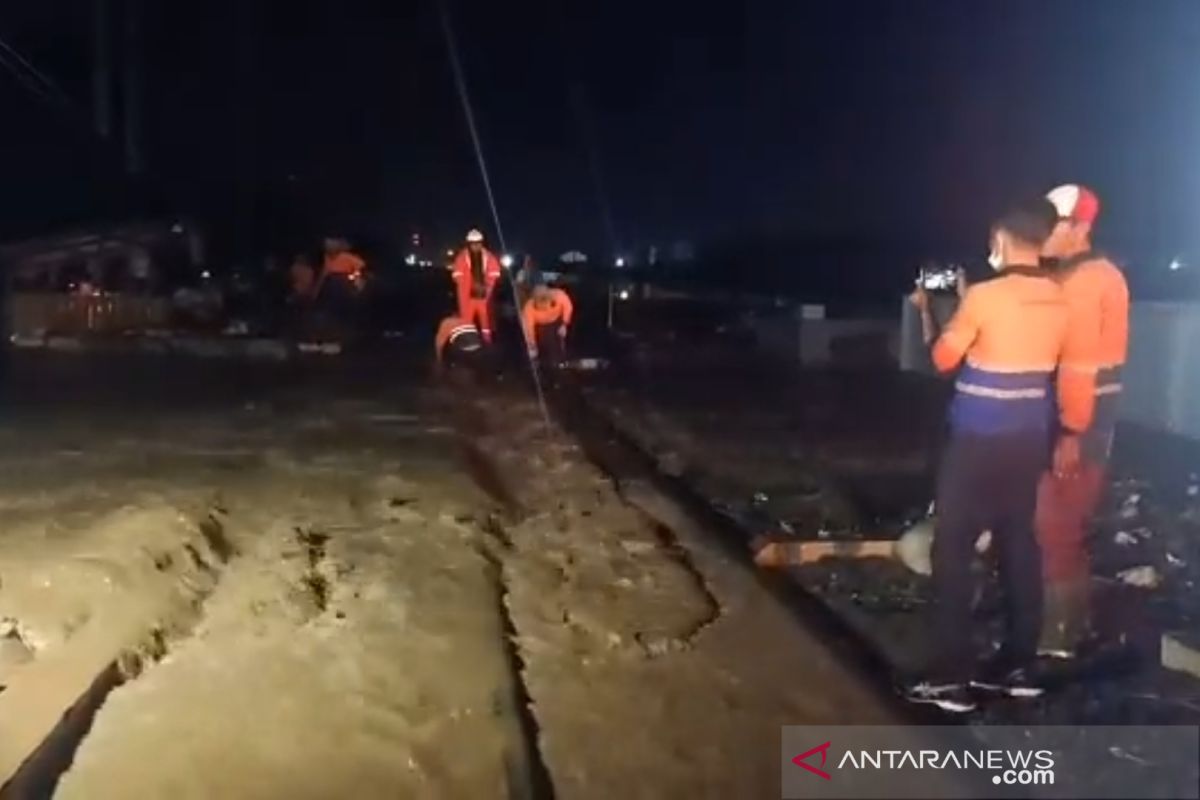 Kereta sempat tertahan banjir di Bandung mulai berjalan kembali