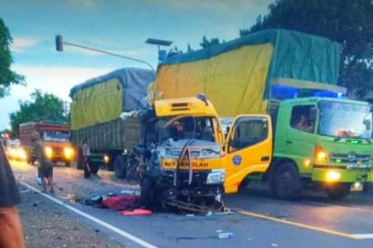 Empat santri tewas dalam tabrakan truk vs minibus di Kediri