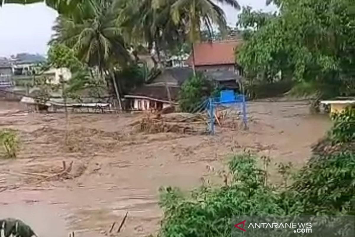 Banjir bandang terjang permukiman warga Sukawening  Garut