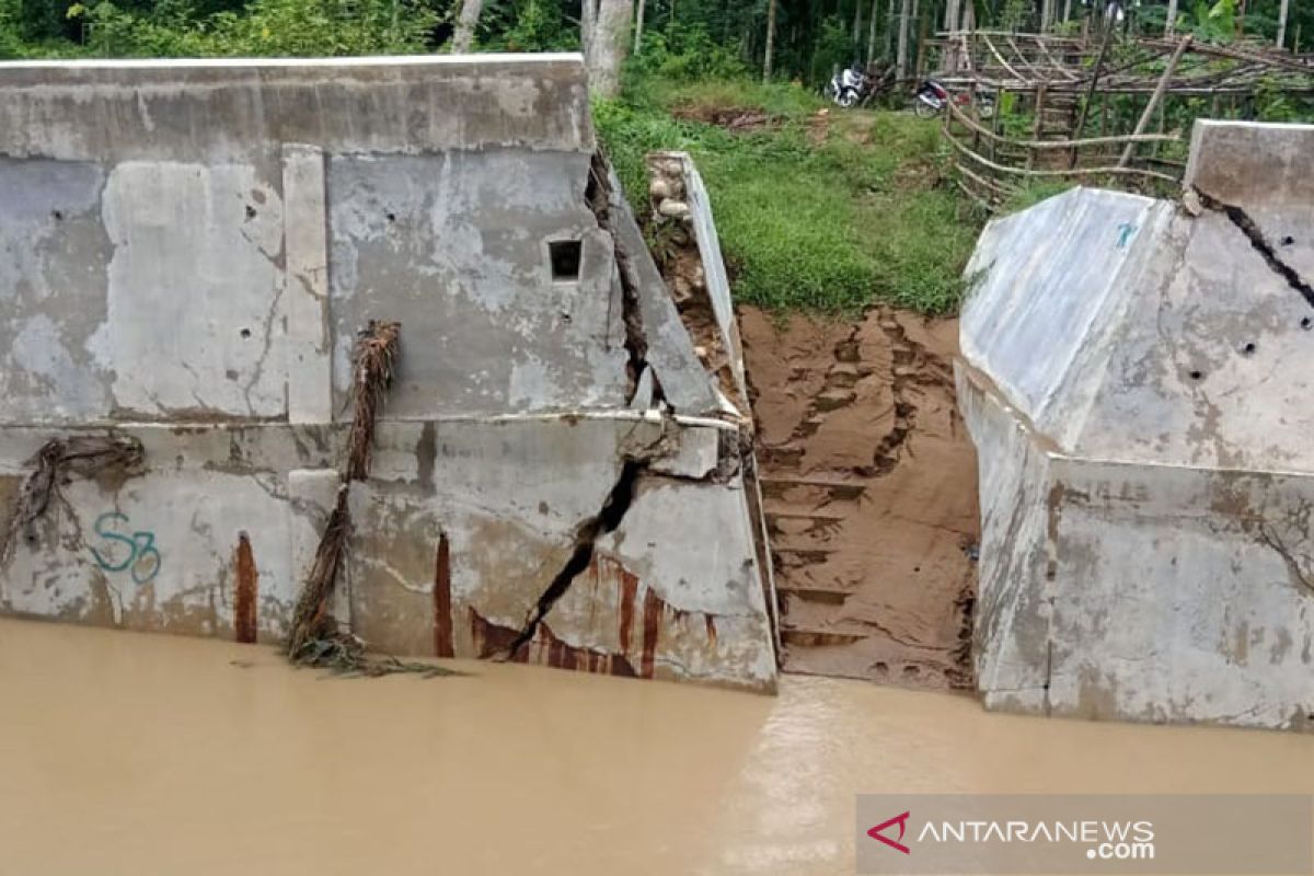 Baru dibangun, pengendali banjir Krueng Buloh ambruk