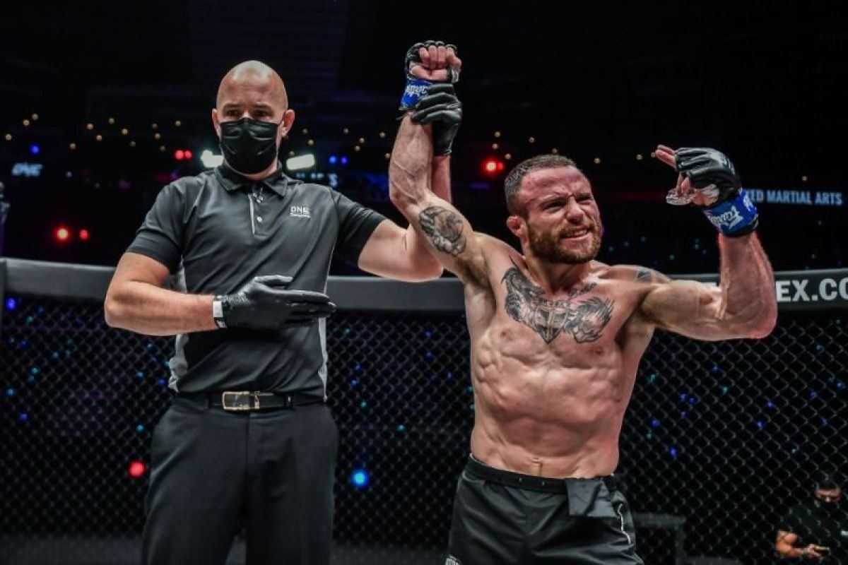 Petarung baru ONE Championship Jarred Brooks tampil memukau di laga perdana