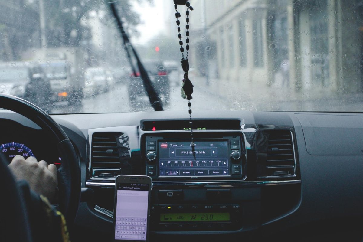 Tips berkendara aman saat musim hujan