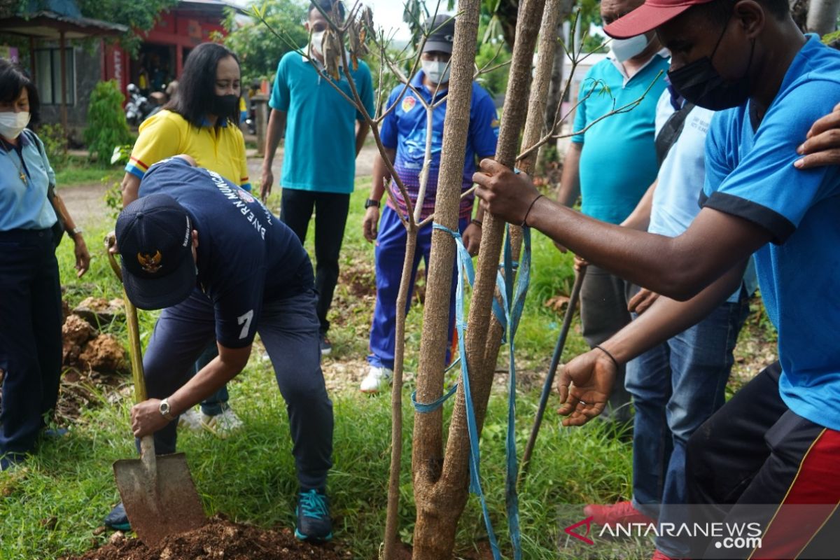 Teaching staff in Kupang plant trees to celebrate Teacher's Day