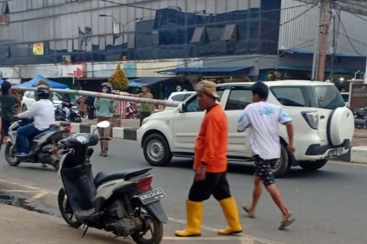 Tiang penerangan di Jalan Pahlawan tumbang