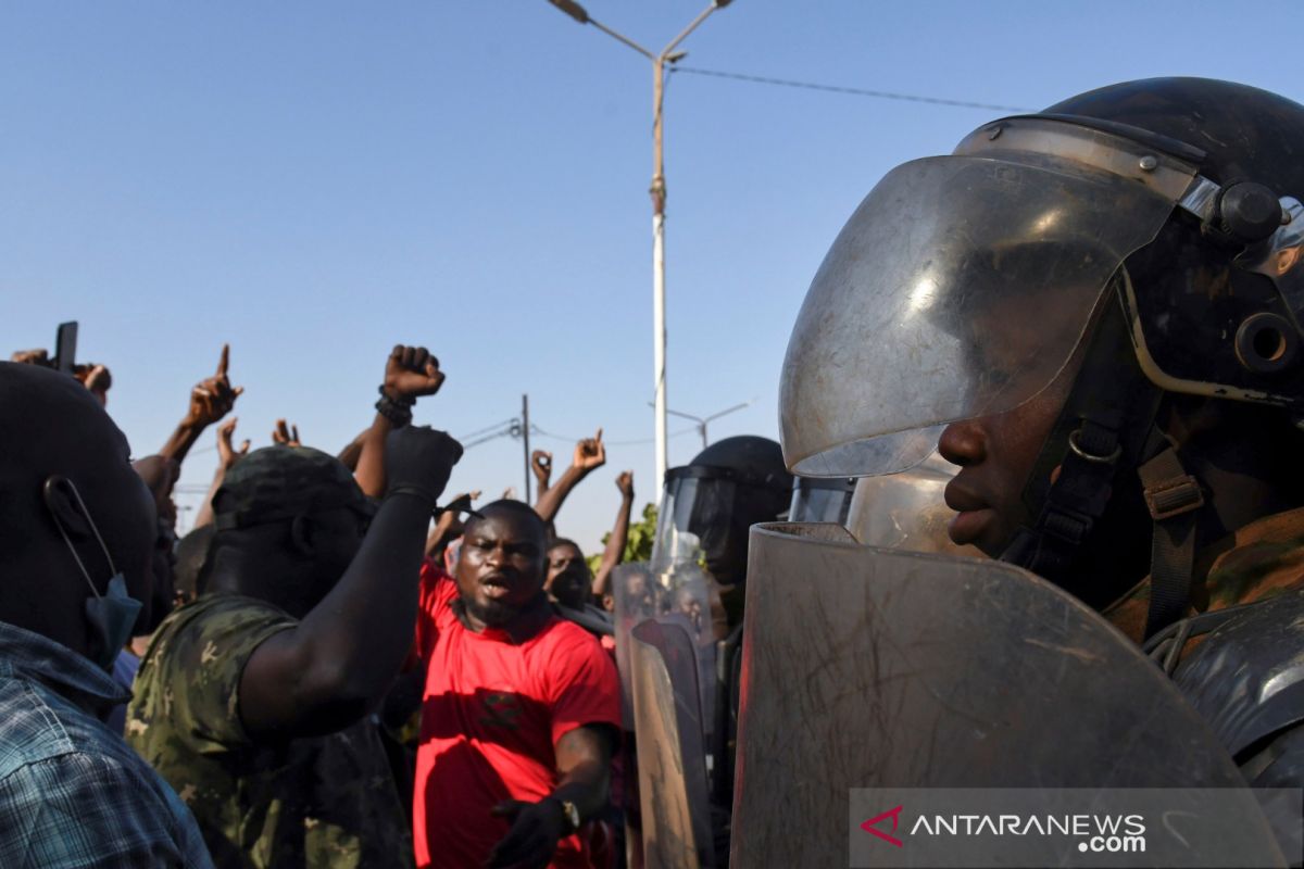 Tembakan terdengar di barak militer, Burkina Faso bantah kudeta