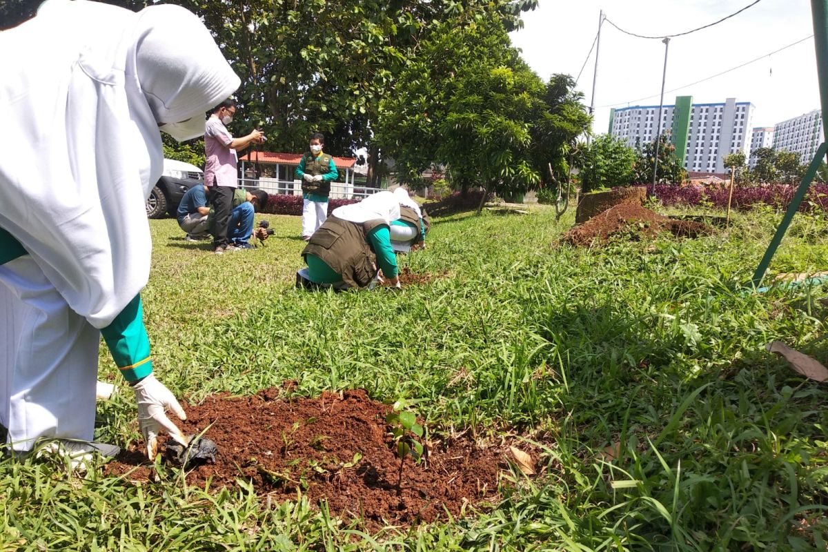 SMP Islam Al Syukro giat tanam 1.000 pohon, jaga paru-paru Kota Tangerang