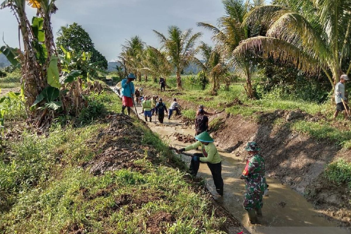TNI bersama warga di Nabire Papua bersihkan saluran irigasi