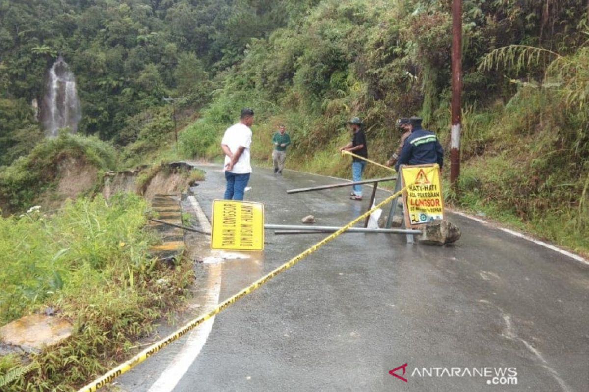 Longsor, jalan di Samosir belum bisa dilalui kendaraan