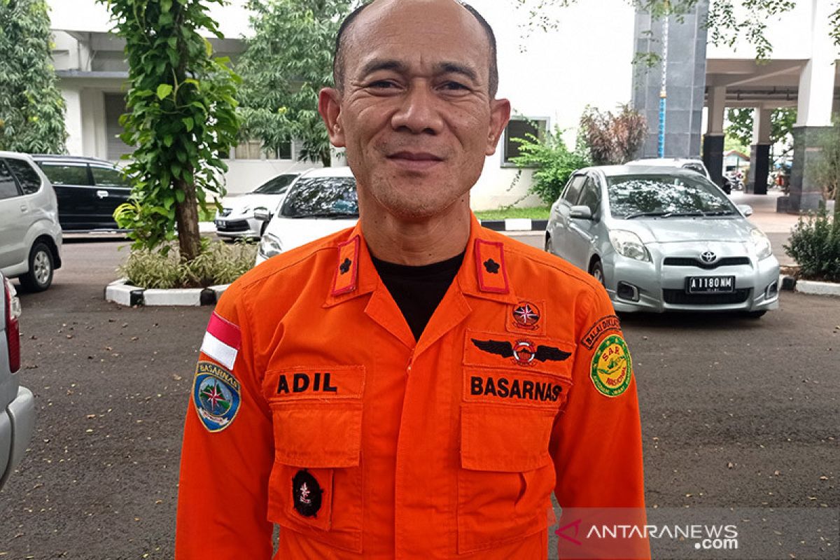 Kantor SAR Banten evakuasi seorang nelayan hilang di Pantai Karisma