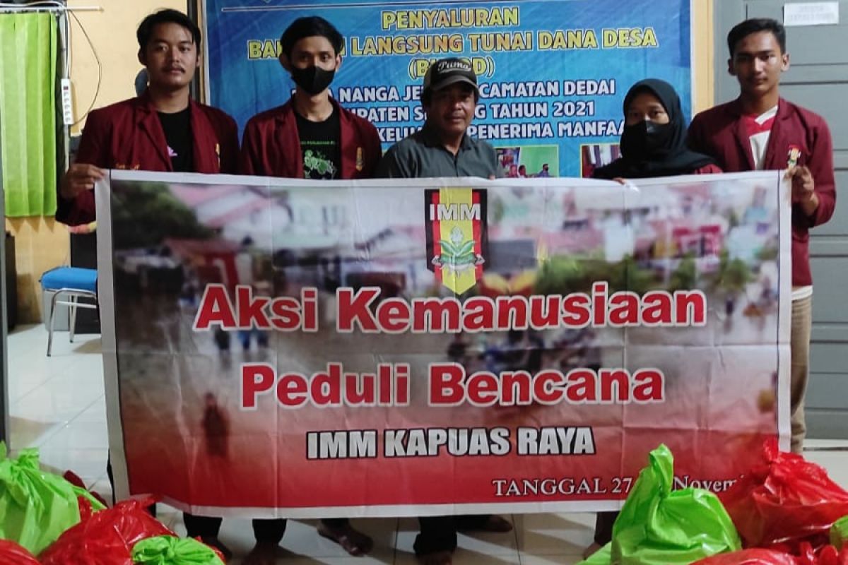 Ikatan Mahasiswa Sintang salurkan bantuan 700 paket makanan siap saji