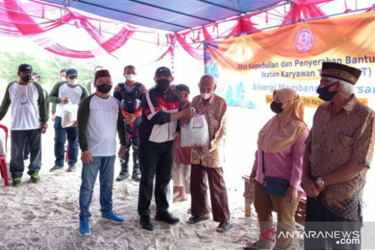 IKT gelar aksi bersih pantai dan salurkan 150 paket sembako