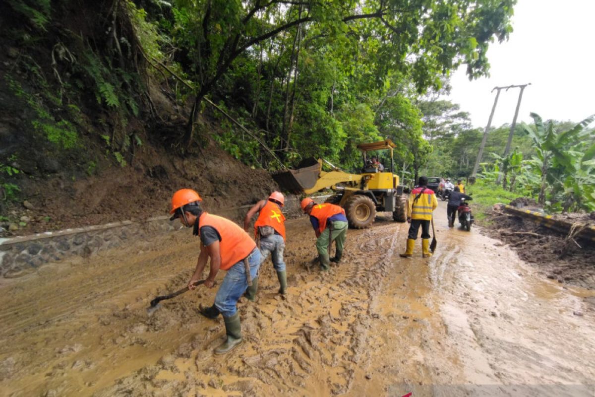 Longsor timbun jalan nasional Bagbagan-Jampangkulon Sukabumi