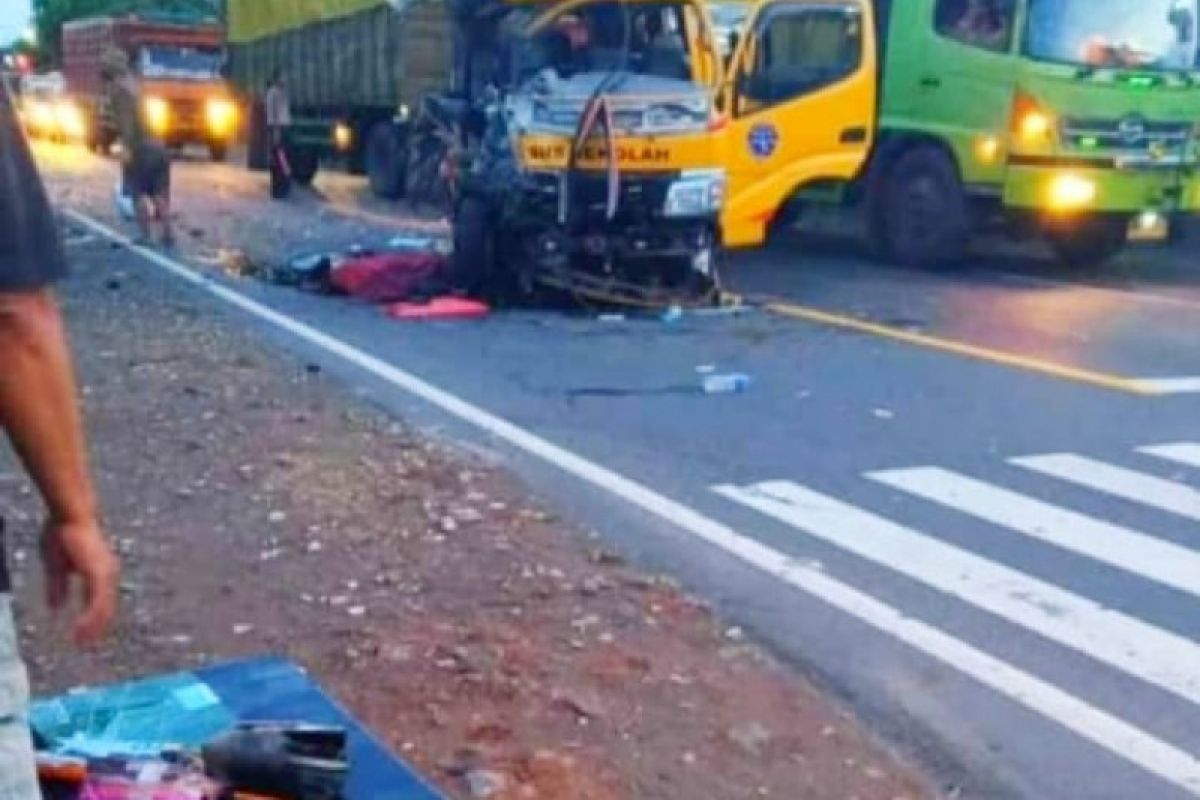 Empat orang santri meninggal akibat mobilnya tertabrak truck